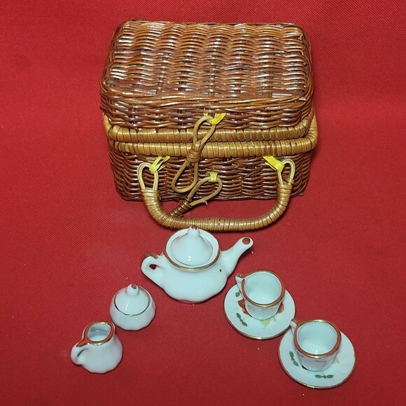 VTG Miniature Doll 9 Piece Angel Tea Set in Lined Wicker Picnic Basket - Picture 12 of 13